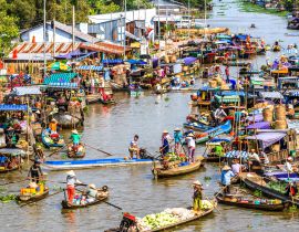 Покупки на воде на плавучем рынке Кай Ранг